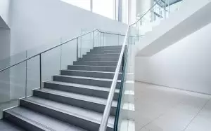 معایب نرده شیشه ای در مقابل نرده استیل