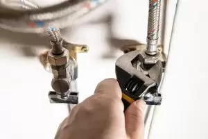 فردی در حال تعمیر لوله کشی صنعتی