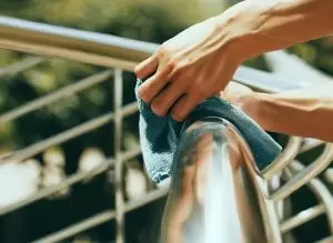 نکات نگهداری و تمیز کردن نرده استیل راه پله ساختمان