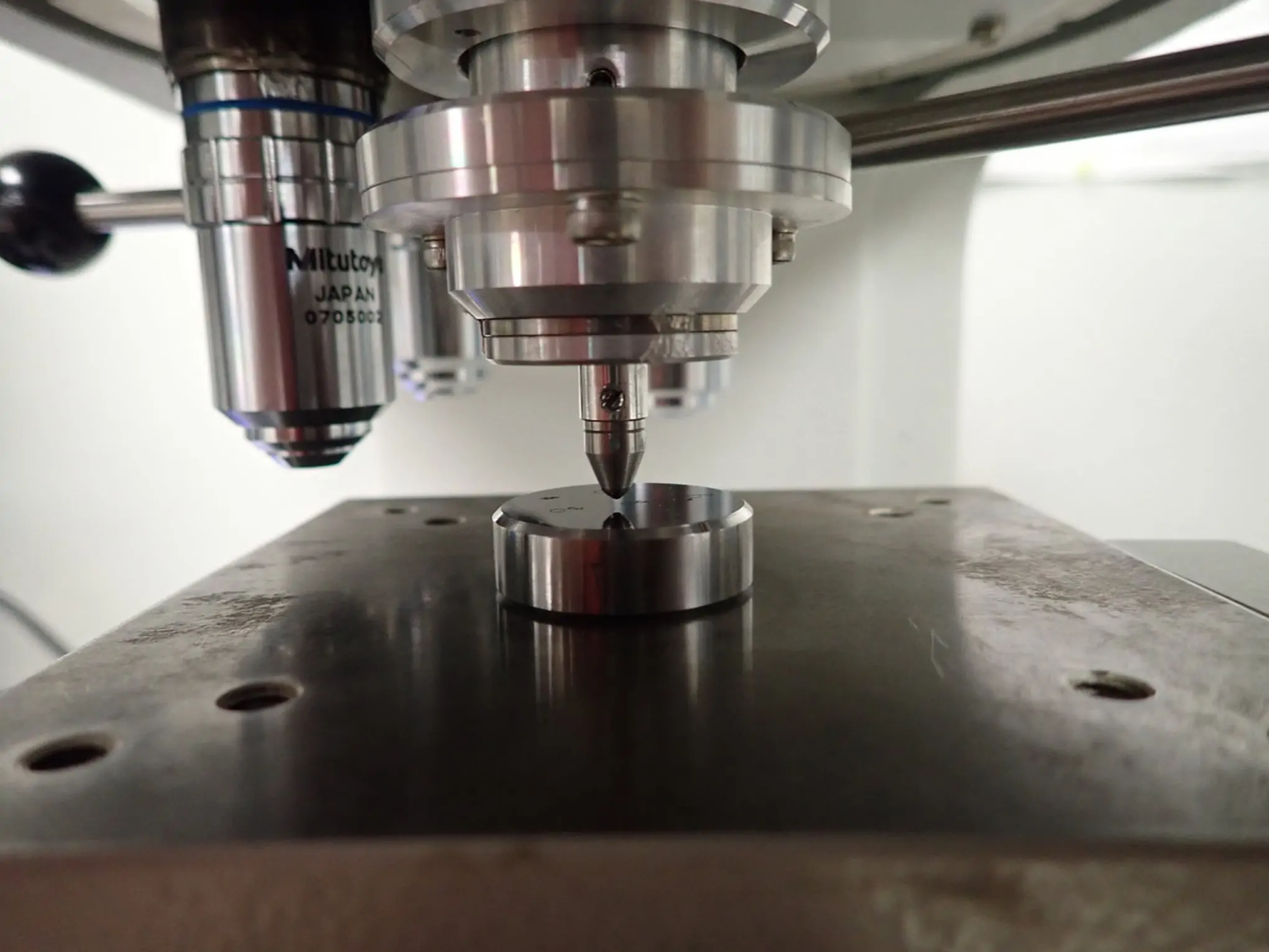 دستگاه آزمون سختی استیل