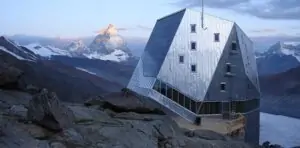 کلبه کوه با نمای استنلس استیل در زرمانت سوییس