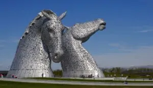 مجسمه دو سر اسب ساخته شده از استنلس استیل
